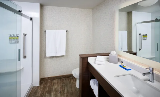 غرفة بسرير كينج، Holiday Inn Express Niagara On the Lake 3/4