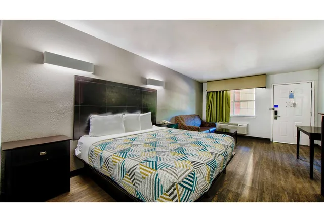 غرفة بسرير كينج، Motel6 Arlington, TX 2/4