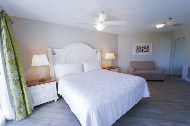 استوديو بسرير كوين بإطلالة على البحر مع أريكة، The Grand Caymanian Resort 3/7