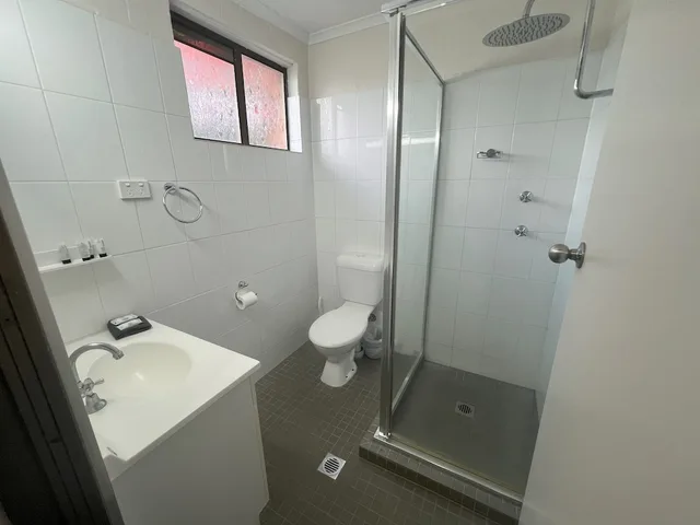 Room, 1 King and 1 Single Beds, Abajaz Motor Inn 2/3