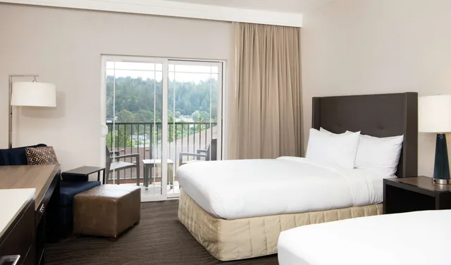 Room, 2 Queen Beds, Balcony, Hilton Santa Cruz/Scotts Valley 1/3
