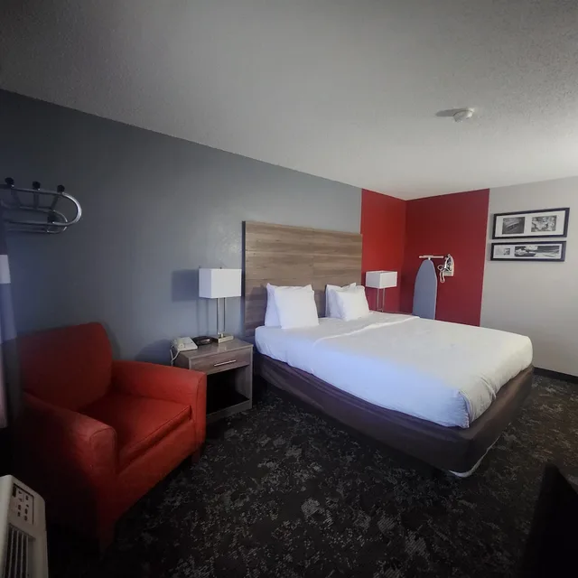 غرفة بسرير كينج بمطبخ صغير، Ramada by Wyndham Cedar Rapids South 1/4