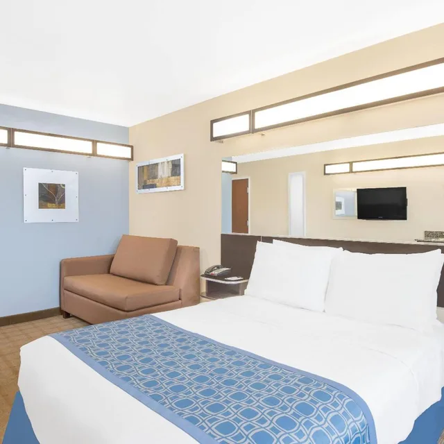 Superior, Suite, Queen Bed, Accessible, Microtel Inn & Suites By Wyndham Waynesburg 2/10