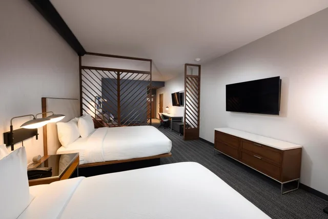 غرفة بسريرين كوين مع أريكة، Courtyard by Marriott Charlotte Waverly 2/2