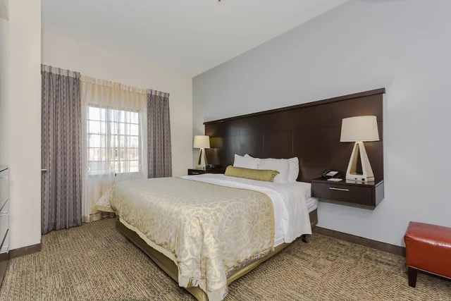 جناح بسرير كوين بغرفة نوم واحدة بمطبخ لذوي الإعاقة، Staybridge Suites Grand Forks 2/3