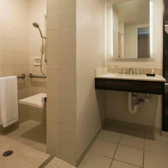 Room, King Bed, Club Floor، Renaissance Atlanta Waverly Hotel And Convention Center 3/3