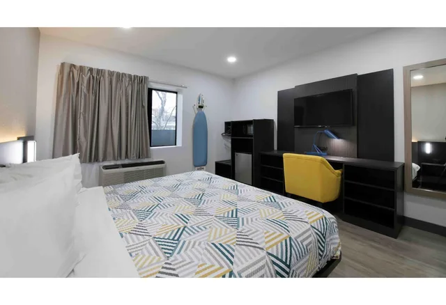 1 King Bed - Mob Acc RI Shwr Nsmk Micfridg، Motel6 Atlanta, GA - Downtown 3/4
