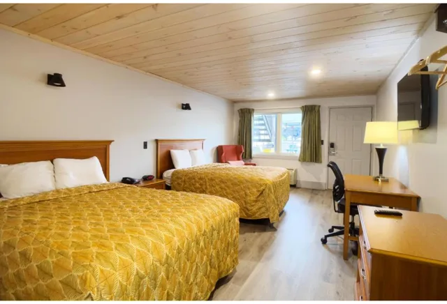 غرفة بسرير كوين بإطلالة على النهر، Tennessee Mountain Lodge Riverside by OYO 1/5