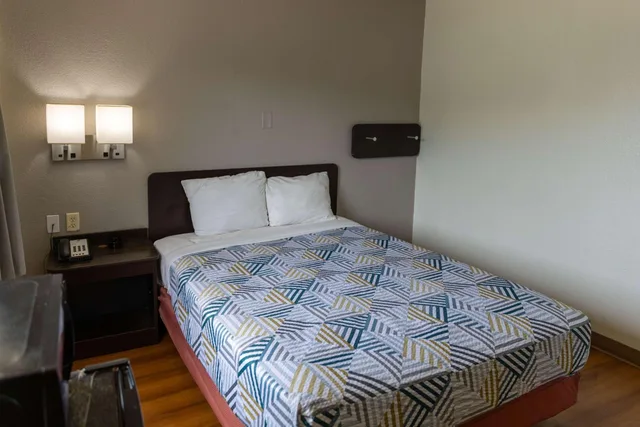 1 Queen Bed - ADA/Ri Shower/Smoking، Motel6 Lufkin, TX 7/10