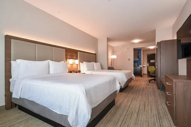 جناح بسرير كينج بمنطقة جلوس، Holiday Inn Express Suites Charlotte Southeast Matthews 1/2