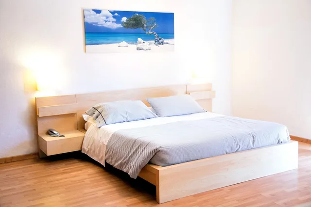 غرفة رباعية بسرير مزدوج وسريرين منفصلين بشرفة، Hotel Kinda 1/4