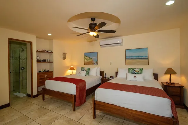 غرفة بسرير كينج وسريرين مزدوجين، Tulemar Resort 4/8