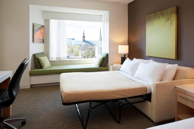 Studio, Suite, King Bed, Water View, Sofa, Kitchenette، Delta Hotels By Marriott Prince Edward 2/5