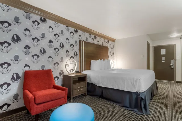 غرفة قياسية بسرير كينج بإطلالة على الفناء، Aiden Austin City Hotel 4/7