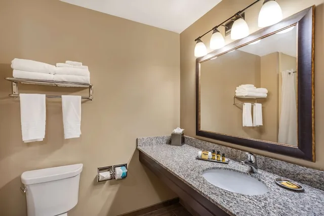 جناح بسرير كينج مع أريكة، Best Western Plus Intercourse Village Inn & Suites 2/2