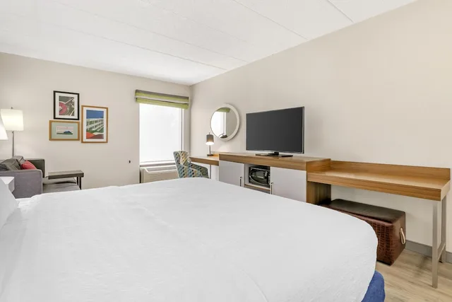 غرفة بسرير كينج مع أريكة، Hampton Inn Richmond 3/7