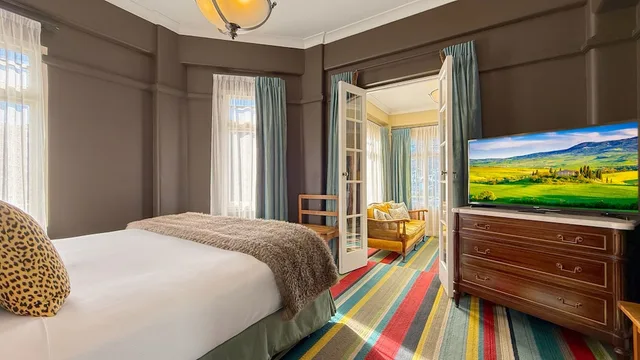 جناح ملكي بسرير كينج بإطلالة جزئية على البحر، Art Deco Masonic Hotel 3/7