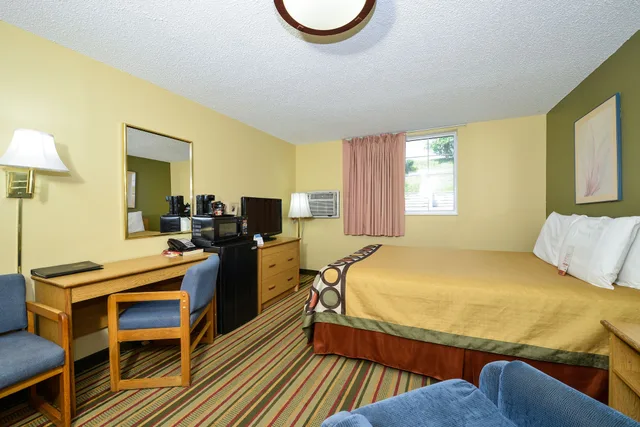 غرفة بسرير كوين لذوي الإعاقة، Super 8 by Wyndham Minot Airport 6/8
