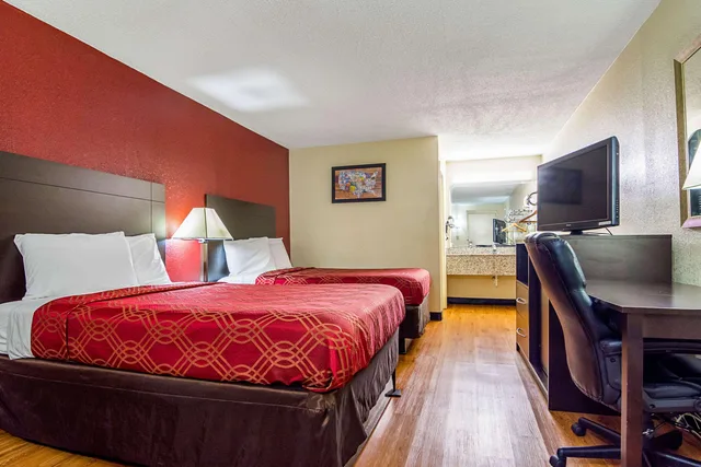 غرفة بسريرين مزدوجين للمدخنين، Econo Lodge Research Triangle Park 2/3