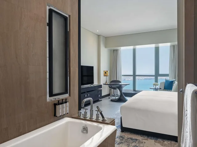 غرفة فاخرة بسرير كينج بإطلالة على البحر، Sofitel Abu Dhabi Corniche 8/10