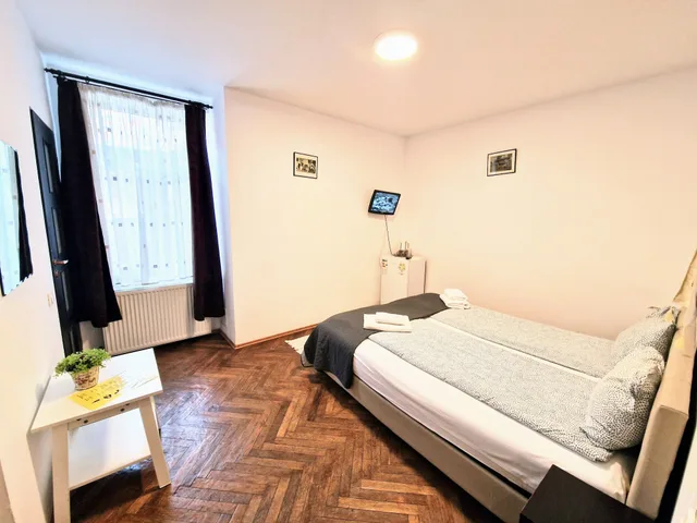 غرفة اقتصادية بسرير كوين، Main Square Apartments More 1/3