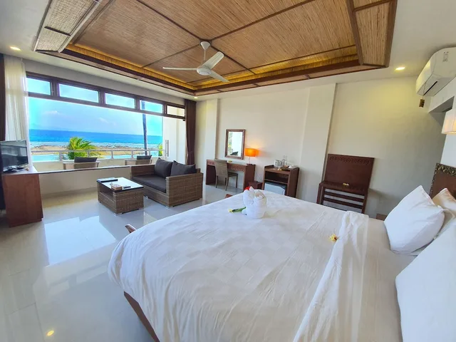 غرفة ملكية بسرير كينج بإطلالة على البحر، Hotel Genggong 1/3