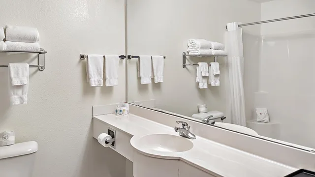 غرفة بسرير كينج، Estherville Hotel Amp Suites 10/10