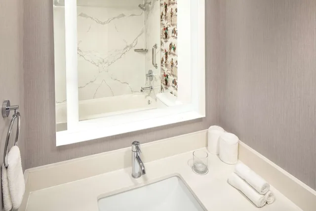 غرفة تنفيذية بسريرين كوين لذوي الإعاقة، Whitney Peak Hotel Reno, Tapestry Collection by Hilton 2/2