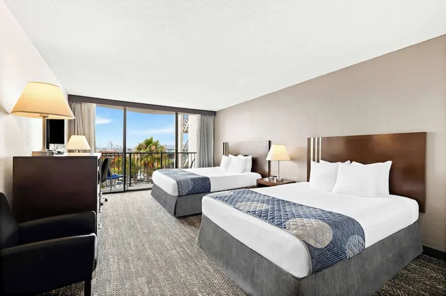 غرفة قياسية بسريرين كوين بشرفة للمدخنين، Best Western Yacht Harbor Hotel 2/9