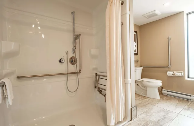 غرفة قياسية بسرير كوين لذوي الإعاقة، Best Western Plus Cairn Croft Hotel 6/7