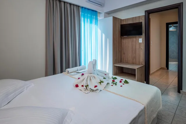 غرفة ثلاثية، Olympia Hotel 3/10