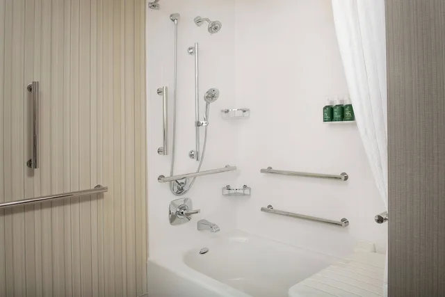 غرفة بسرير كينج مع أريكة لذوي الإعاقة، Courtyard by Marriott Portland East 3/3
