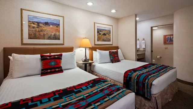 غرفة بسريرين كوين، Inn at Santa Fe, SureStay Collection by Best Western 1/4