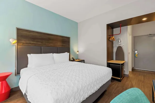 غرفة بسرير كينج بحوض استحمام، Tru by Hilton Aloha Beaverton 3/5