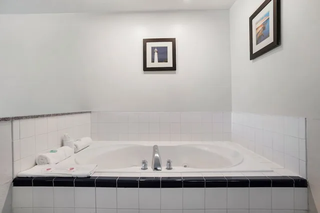 Suite, King Bed, Sofa, Jetted Tub, Bathtub, Comfort Inn and Suites Crystal Inn Sportsplex 5/8