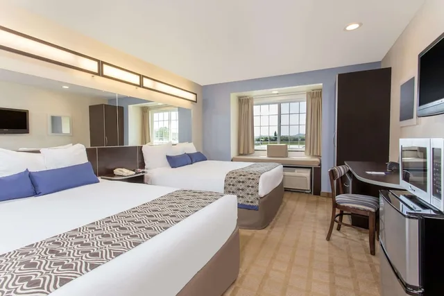 غرفة قياسية بسريرين كوين، Microtel Inn Suites Klamath Falls 2/5