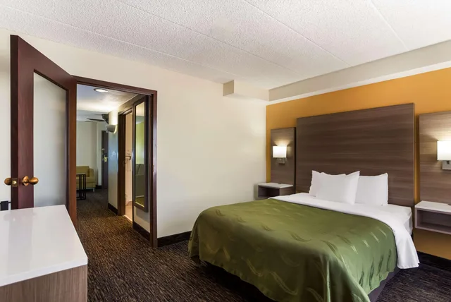 جناح بسرير كوين لذوي الإعاقة، Spark by Hilton Milwaukee Airport 2/2