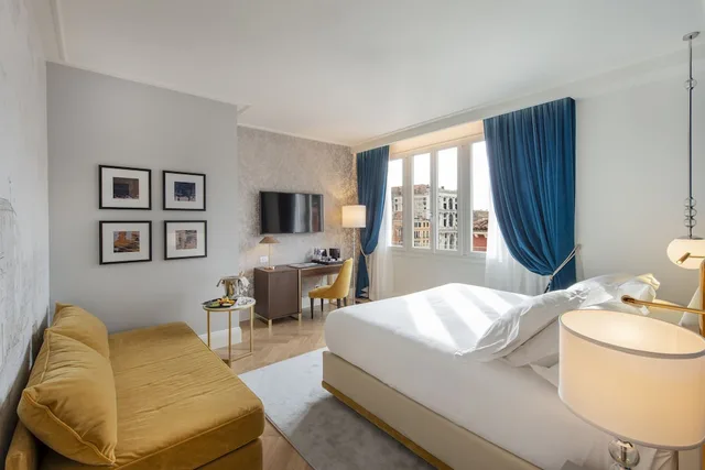 Deluxe, Queen Bed, Partial Canal View, Sofa، H10 Palazzo Canova 1/2