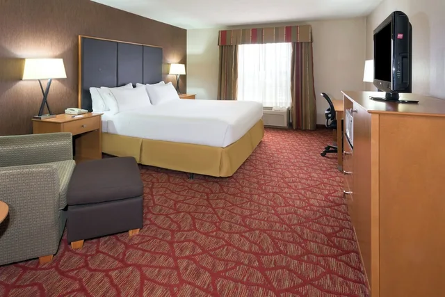 Standard, King Bed, Holiday Inn Express Grants Pass 2/3