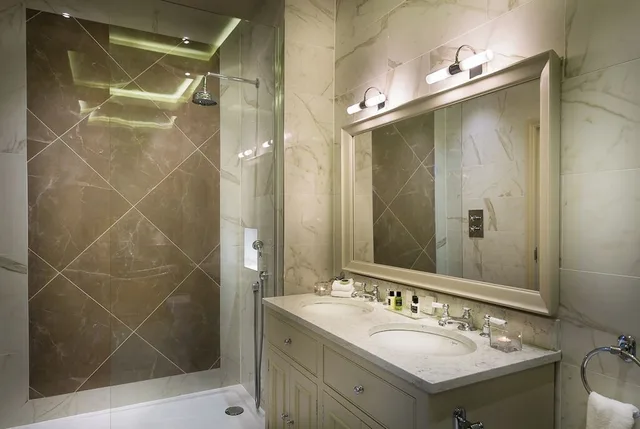 جناح بسرير كوين، Down Hall Hotel Spa & Estate 2/2