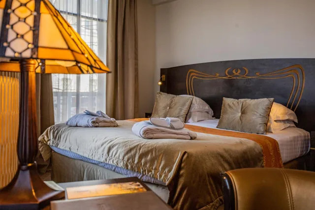 جناح جونيور، Hotel Jehan de Beauce 4/10