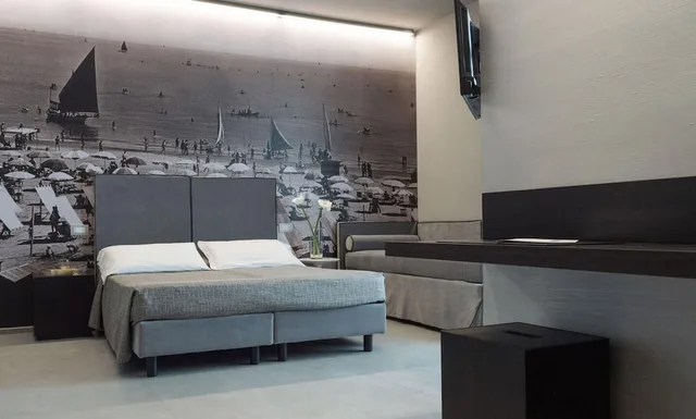 غرفة ديلوكس ثلاثية بسرير كوين وسرير فردي بإطلالة جزئية على البحر، Hotel Commodore 1/4