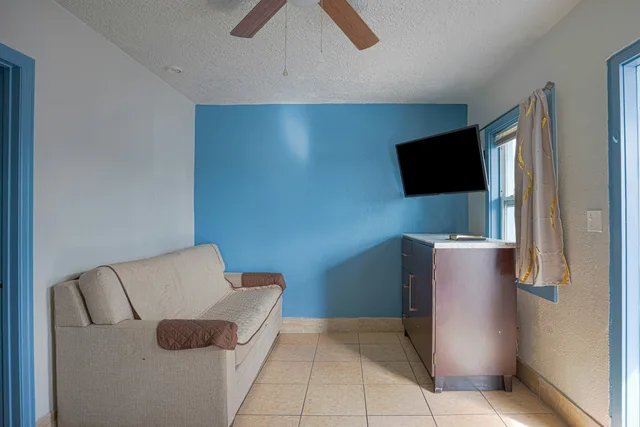 غرفة بسرير كوين بمطبخ صغير، Aladdin Motel By OYO Merritt Island 8/9