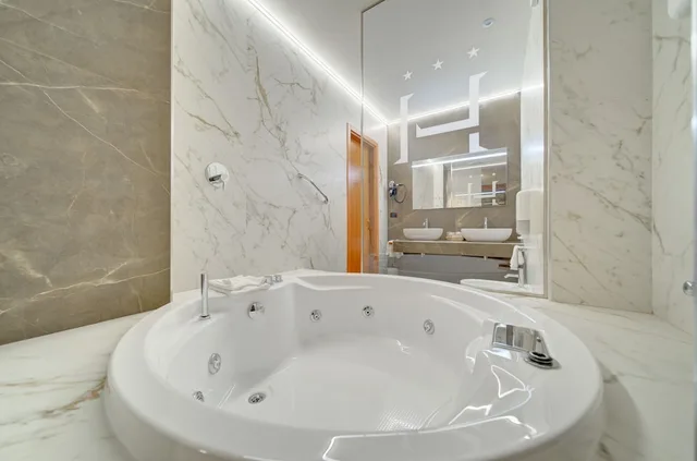 جناح، Hotel Liberty 10/10