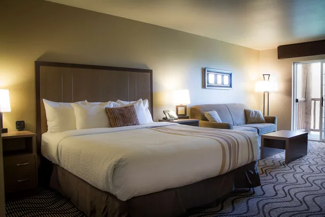 جناح بسرير كينج بإطلالة على النهر بحوض جاكوزي، Best Western Plus Riverfront Hotel And Suites 6/10