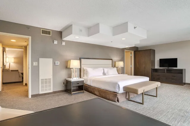 جناح بسرير كينج مع أريكة لذوي الإعاقة، Embassy Suites by Hilton Seattle Bellevue 7/10