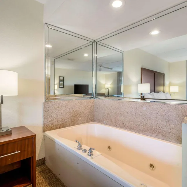 غرفة بسرير كينج بجاكوزي، Comfort Inn Kissimmee Lake Buena Vista South 7/9
