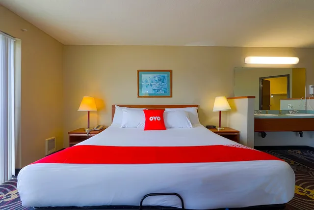Luxurious King Suite with Jetted Tub and Balcony- Ocean view، Siletz Bay Beachfront Hotel by OYO Lincoln City 1/8