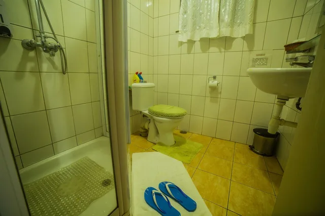 غرفة عائلية بسرير مزدوج وسريرين منفصلين، Fort Motel 9/10
