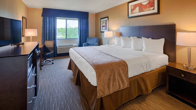 جناح كبير بسرير كينج بإطلالة على النهر، Best Western Port Huron Blue Water Bridge 1/5